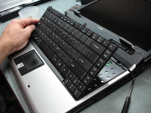 Hướng Dẫn Vệ Sinh Bàn Phím Laptop Đúng Cách